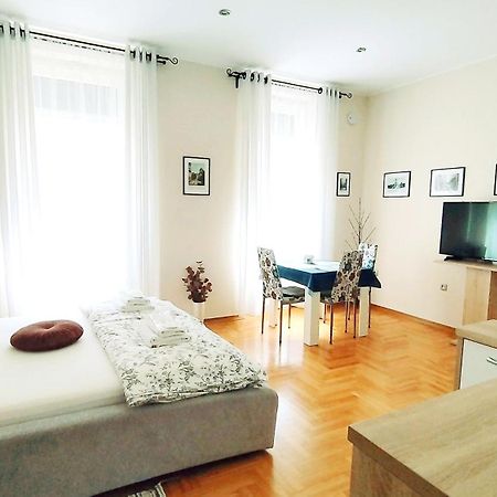 PUY Lavender - City Room With Free Parking מראה חיצוני תמונה